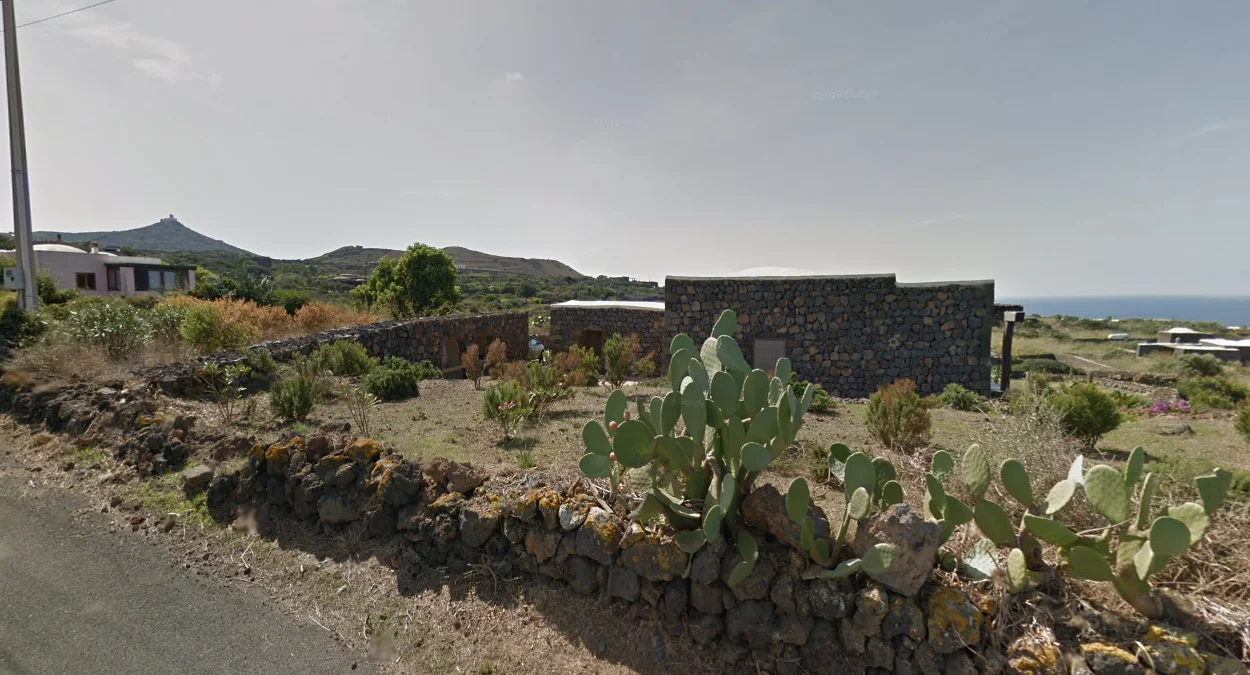 潘泰萊里亞島黃色地衣與火山岩