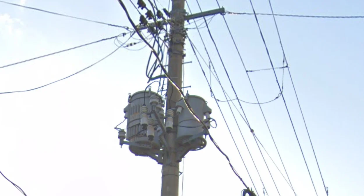 東北電桿圓形銘牌與鋸齒橫桿