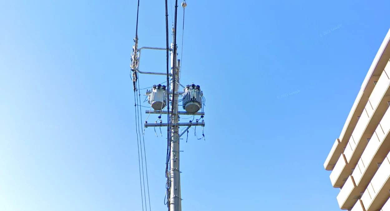 中部電桿黃色數字與黑色連接器