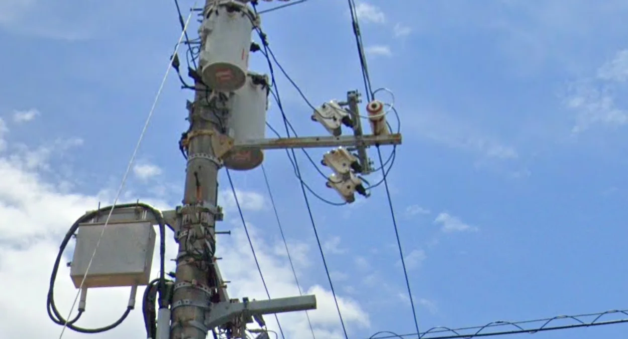 灰色絕緣體狀電線塊