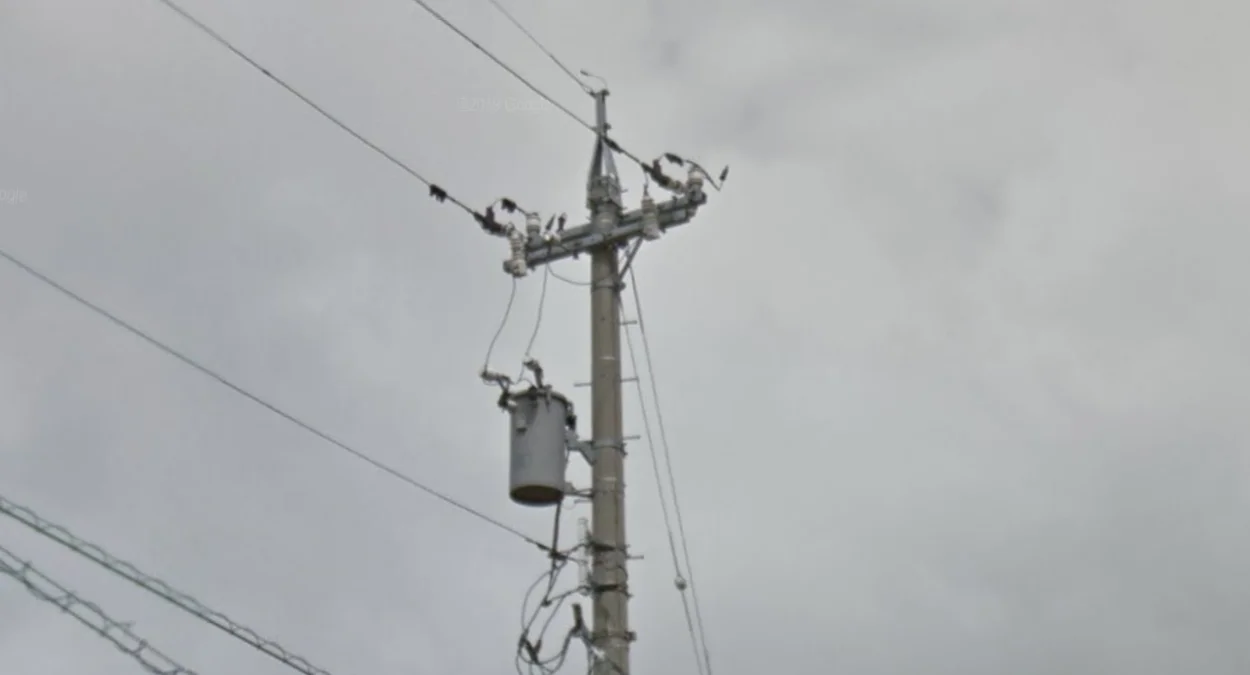 北陸電桿帳篷狀頂部