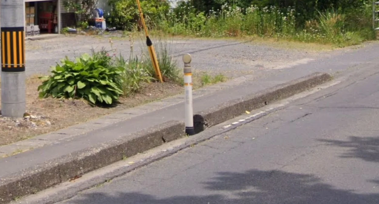 青森雙黃條單圓反射器護柱