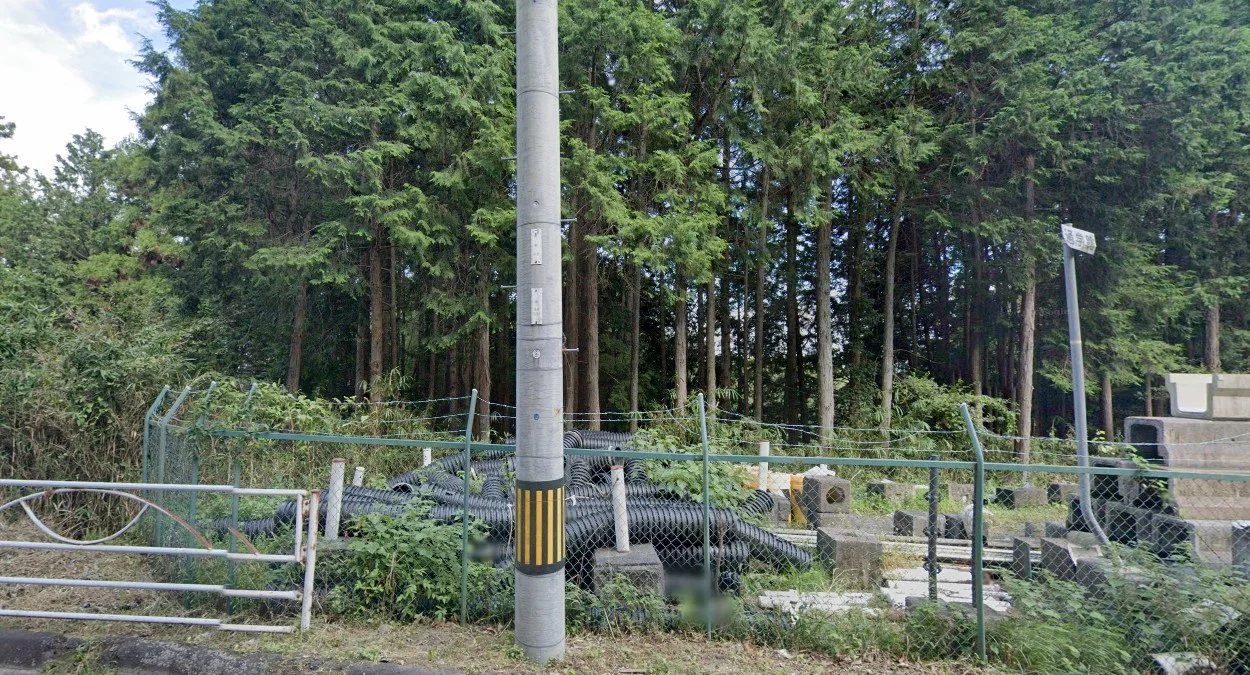 圓形混凝土電線桿與螺絲狀延伸