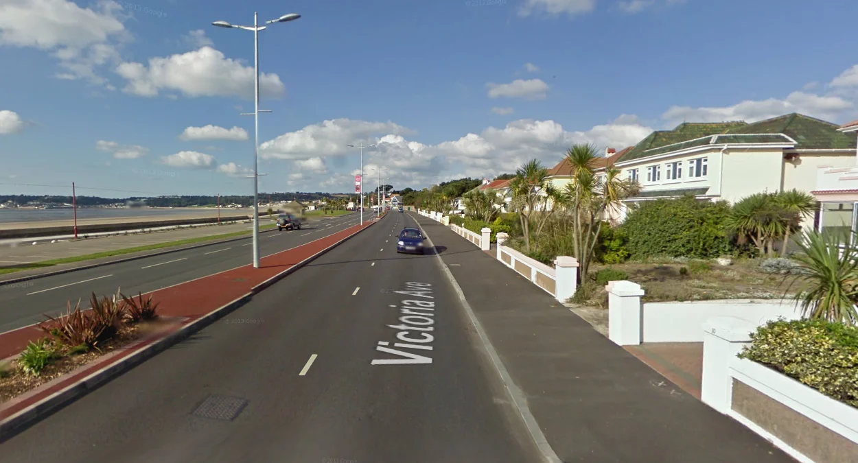 維多利亞大道栗色中央分隔帶