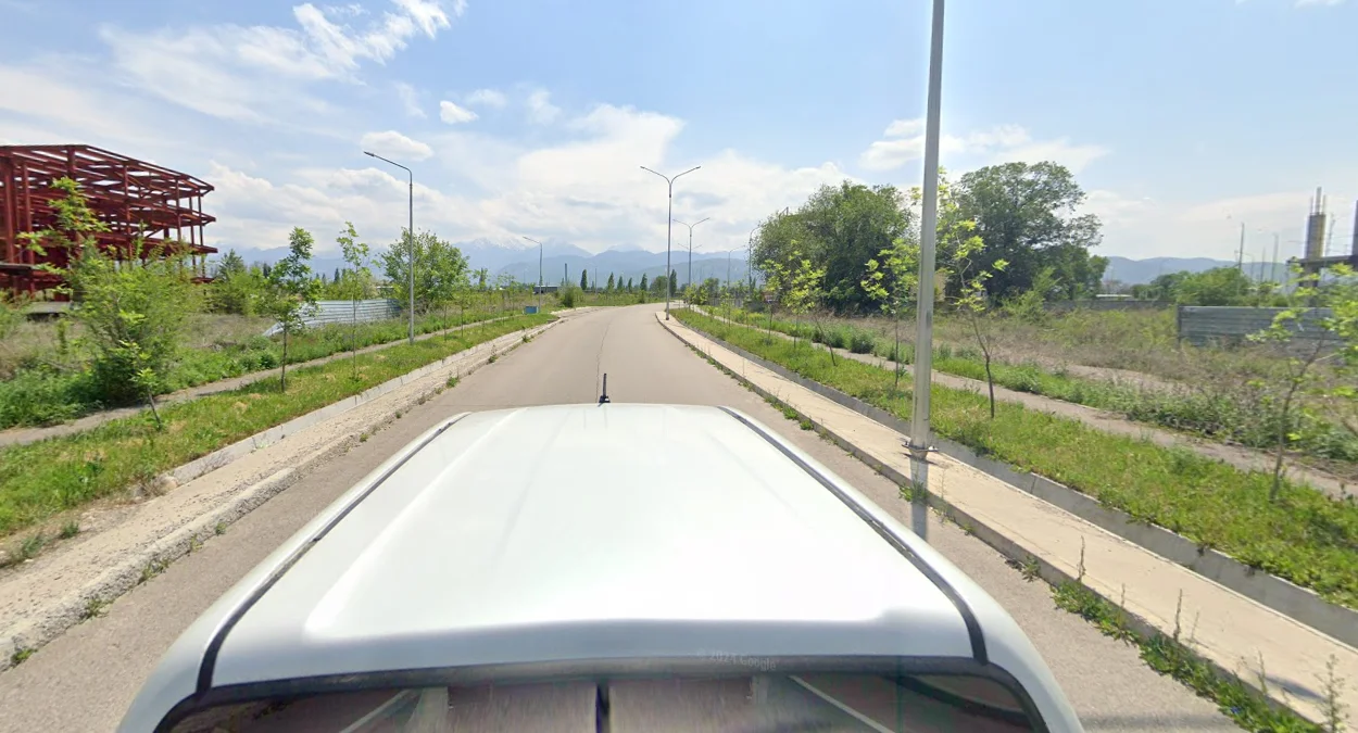 阿拉套五月街景