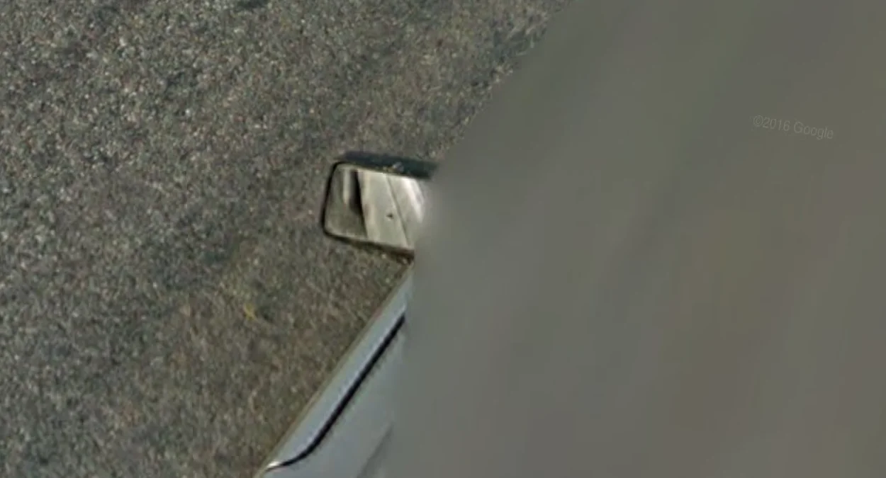 後視鏡上的小黑點