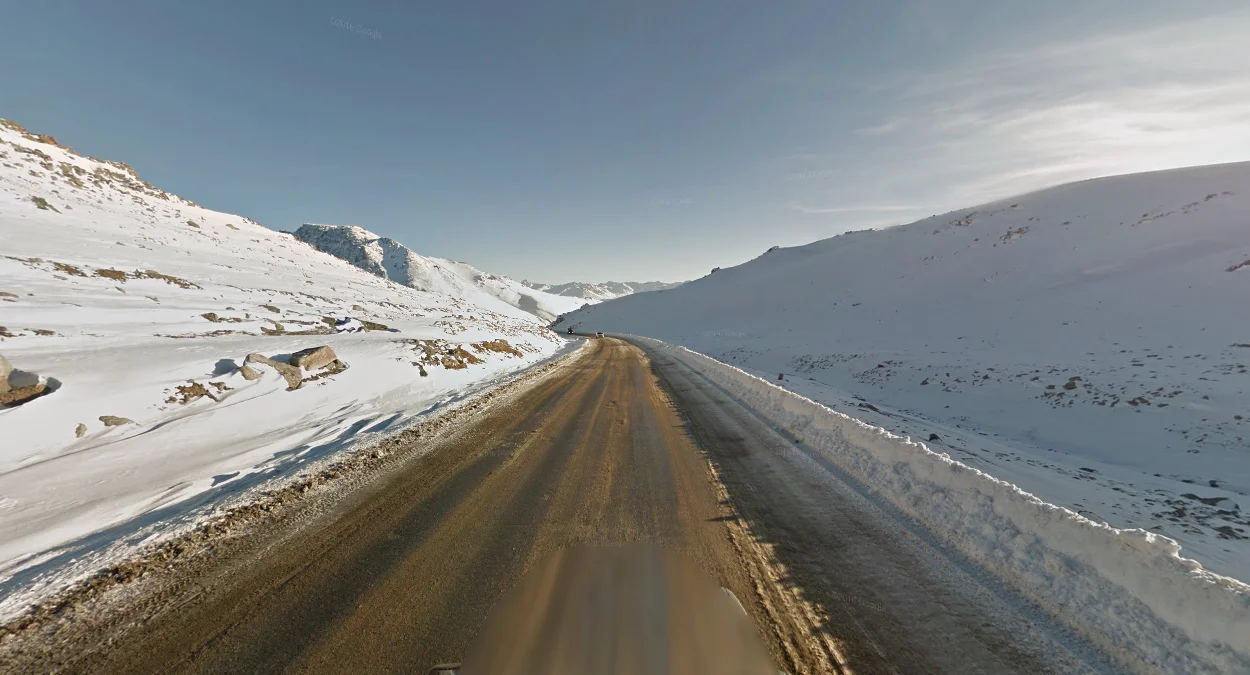 北部路段積雪與明亮天空