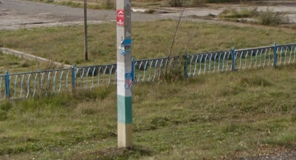 比什凱克周邊的彩色電線桿