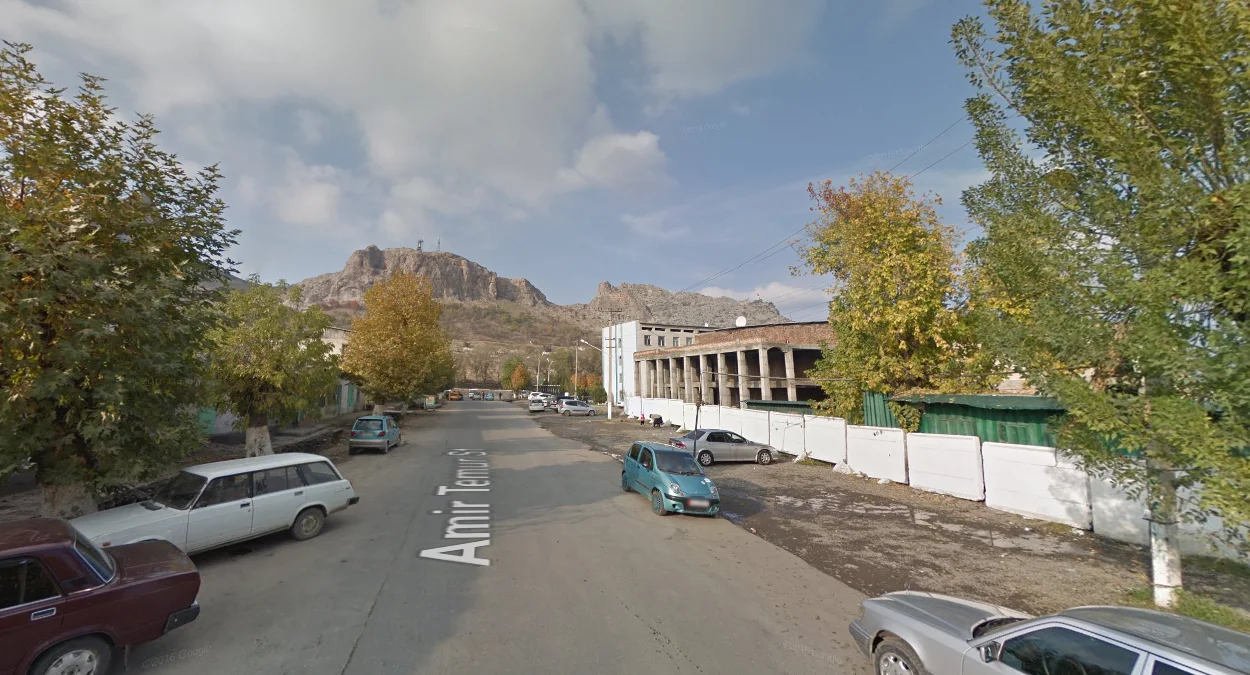 奧什市中心獨特的無線電山