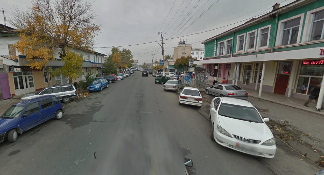 賈拉拉巴德：南部後視鏡與陰天