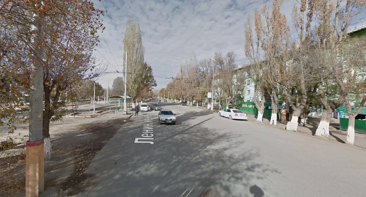 納倫：北部陡峭的橘色山脊