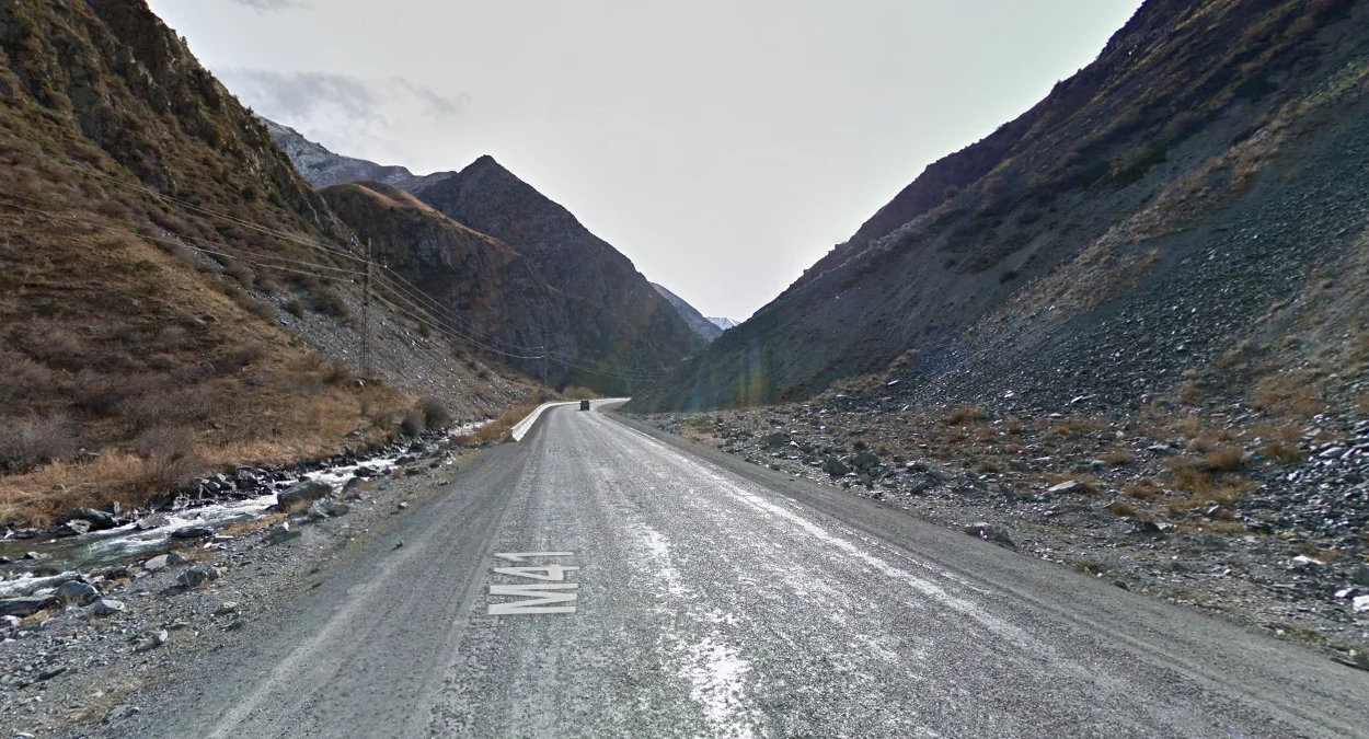 陡峭岩石懸崖與稀疏植被