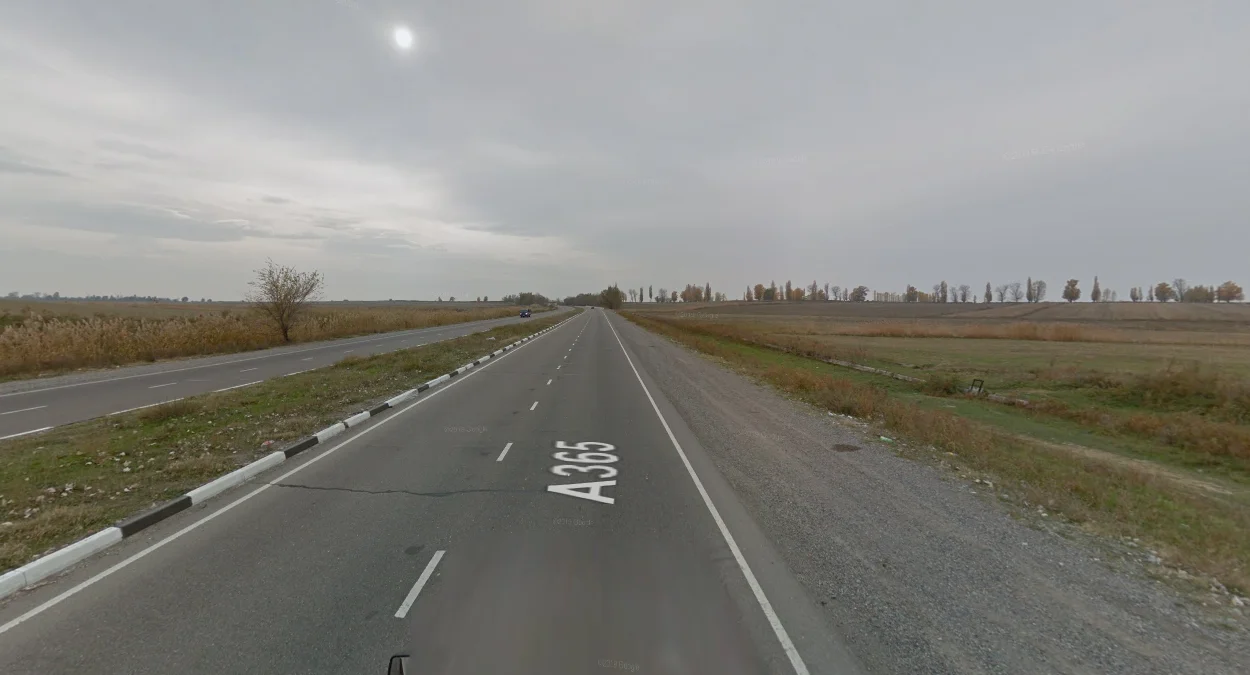 EM-11公路起點的草地分隔帶