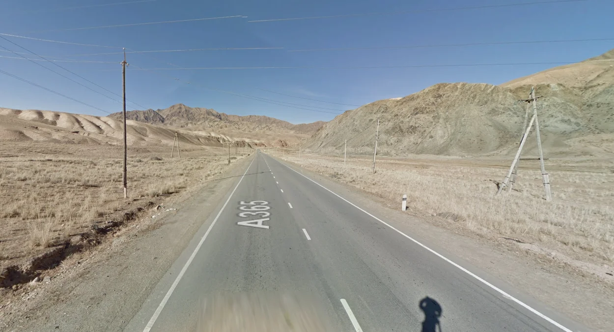 兩側山脈夾峙的乾燥山谷