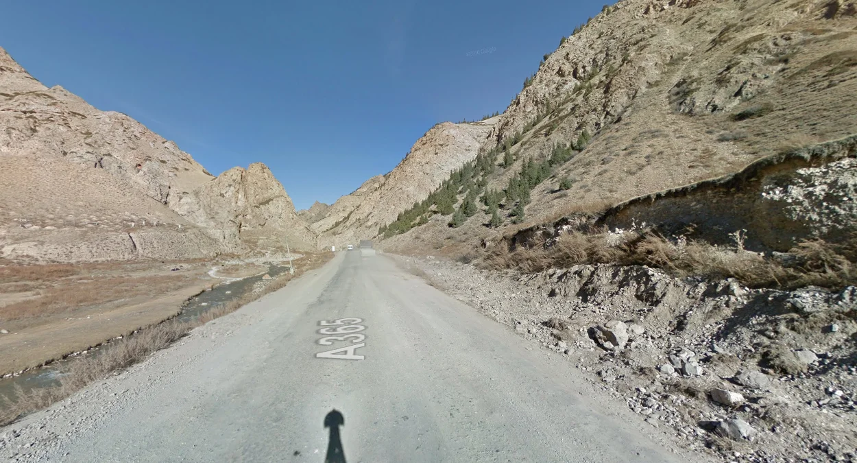 多岩石山脈與樹木的山谷