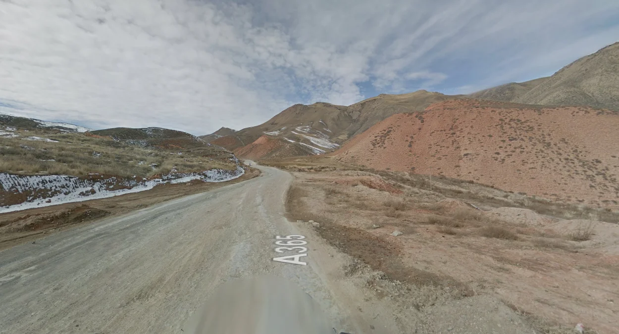 納倫南部：雪與紅土的獨特組合