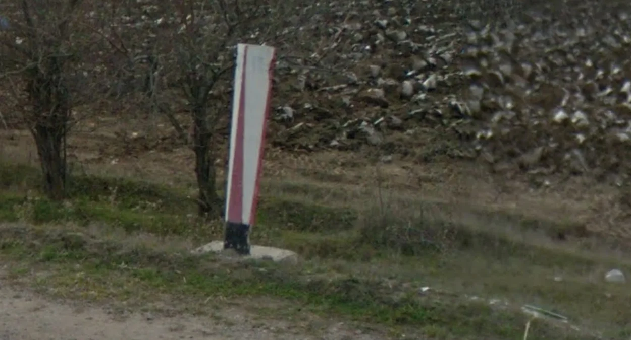 紅白三角形圖案的里程碑