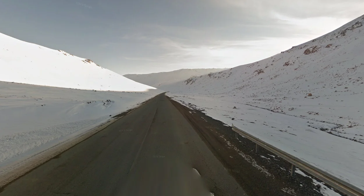 EM-17公路：積雪覆蓋的山丘