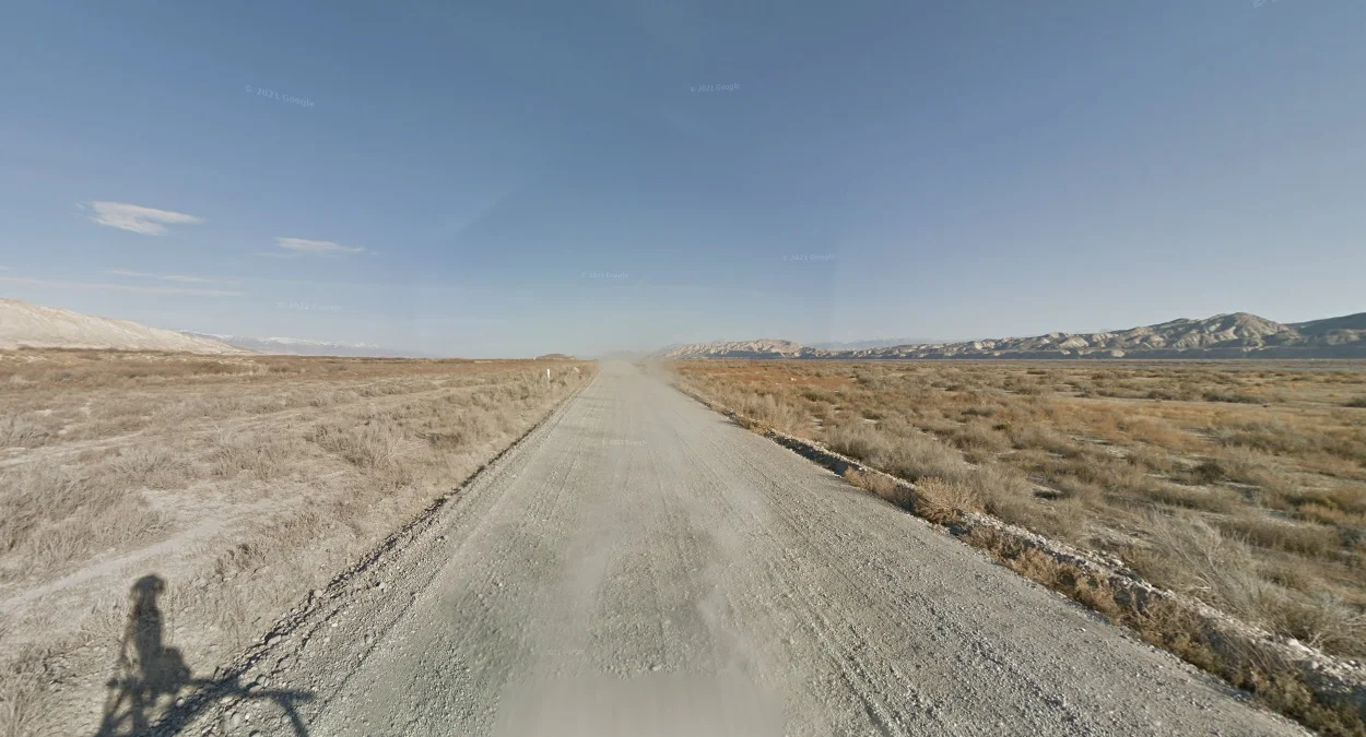 卡扎爾曼以東的未鋪碎石路