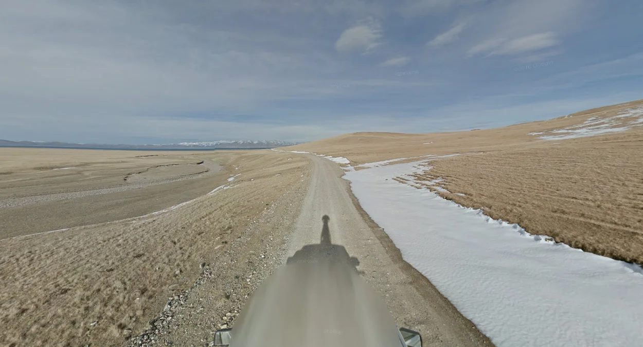 松庫爾湖周圍的乾燥丘陵