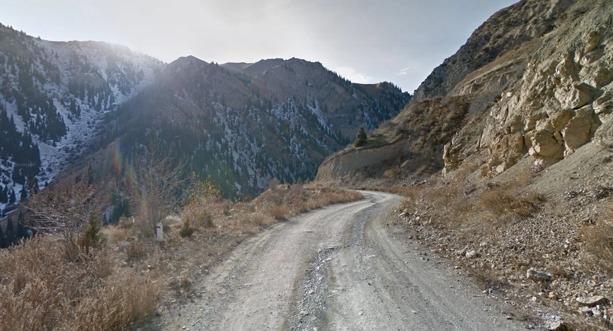 松庫爾湖以南高山未鋪路