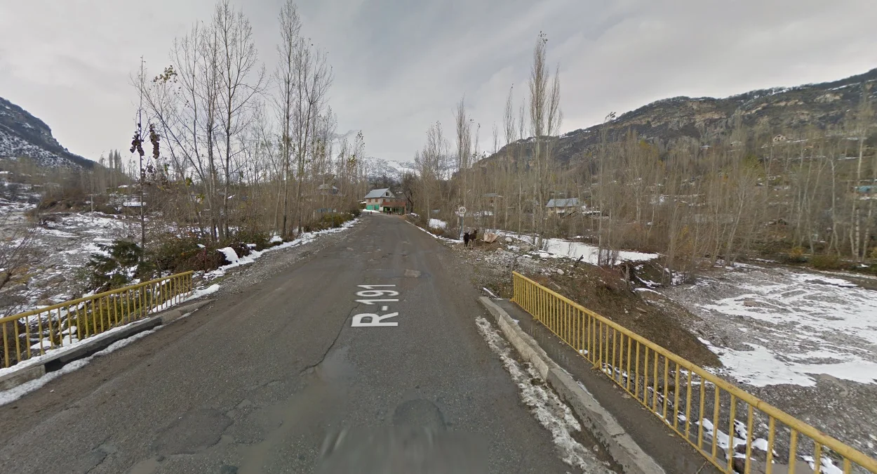 路面上的積雪與巴巴什阿塔山