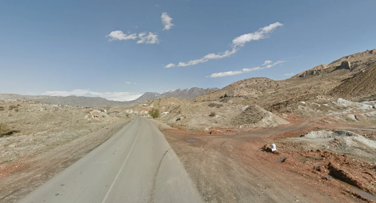 M-107公路：乾燥多岩石路段