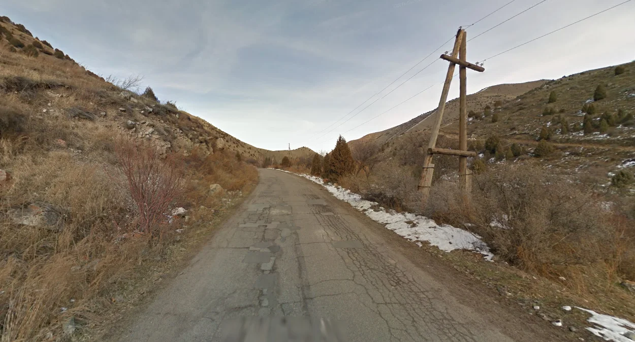 M-010公路：雲杉雪山環繞