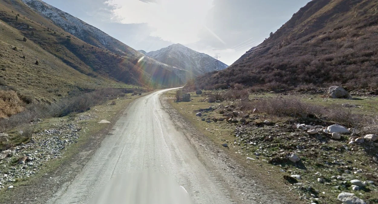 通往瓊庫爾恰克的岩石土路