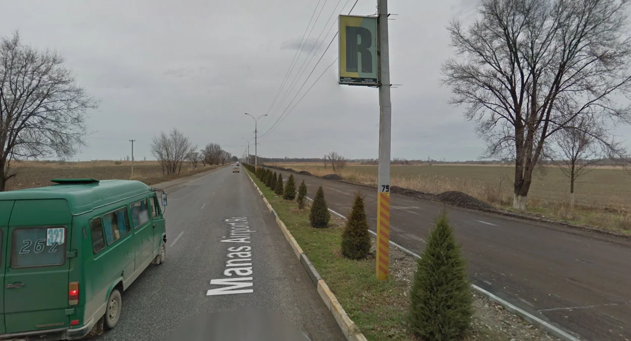 比什凱克北部：黃黑路緣石