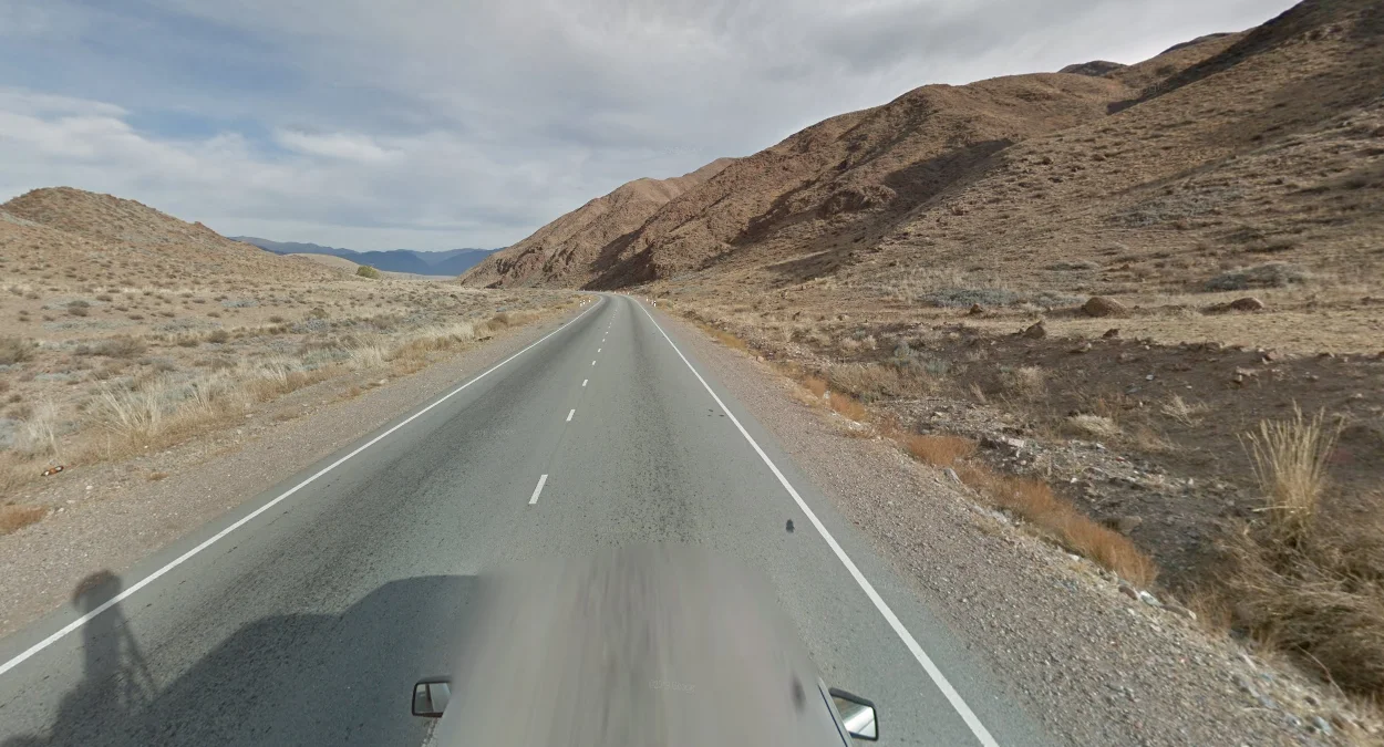 奧爾托托科伊水庫北部：維護良好道路