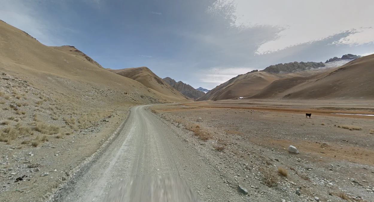 納倫西南部：乾燥荒涼山谷