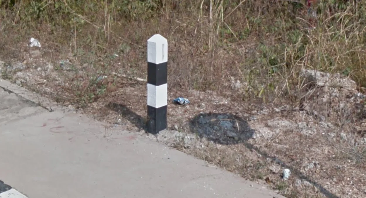 黑白相間的方形水泥護柱