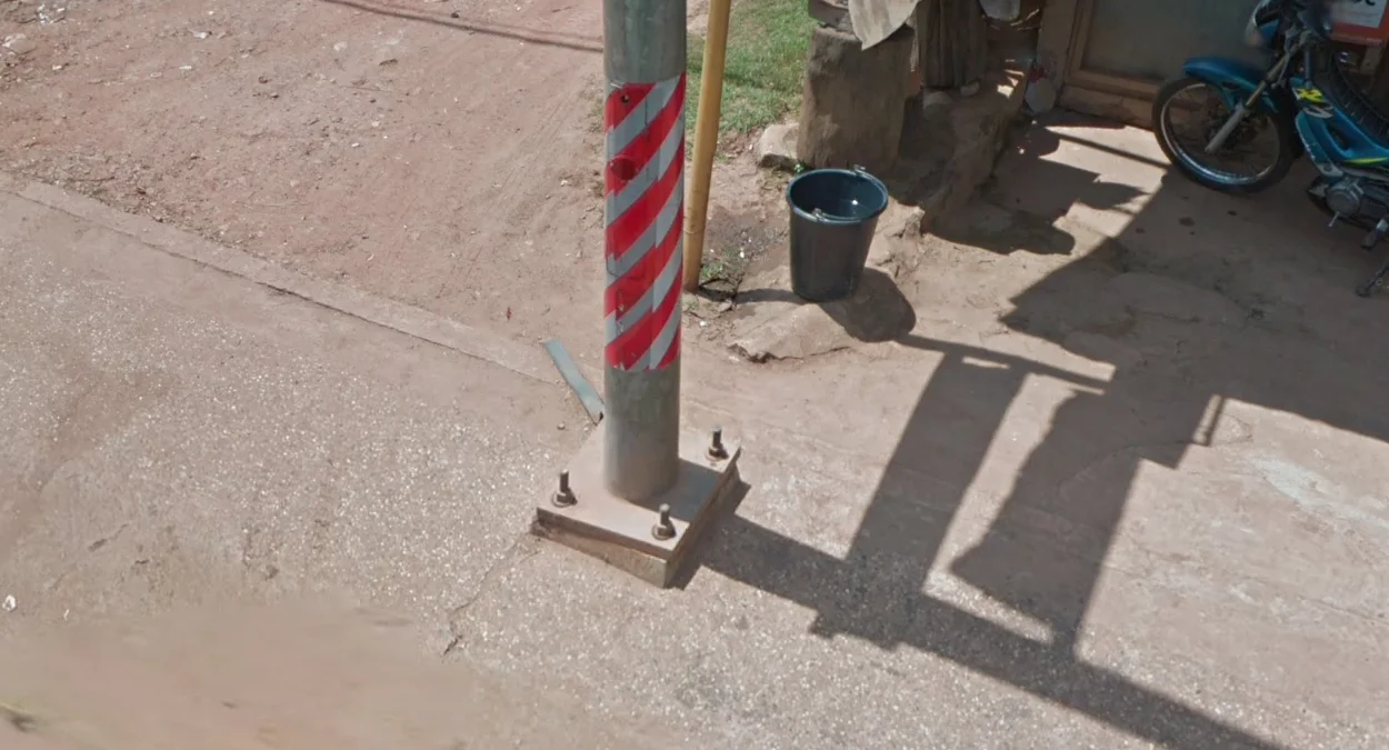 路燈上的紅白斜條紋標記