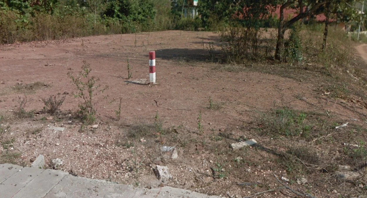 路邊的紅白立方體水泥護柱