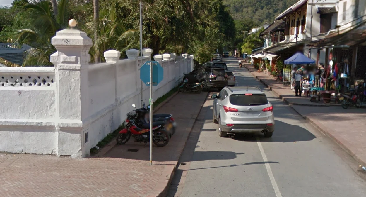 琅勃拉邦特有的藍色路牌背面