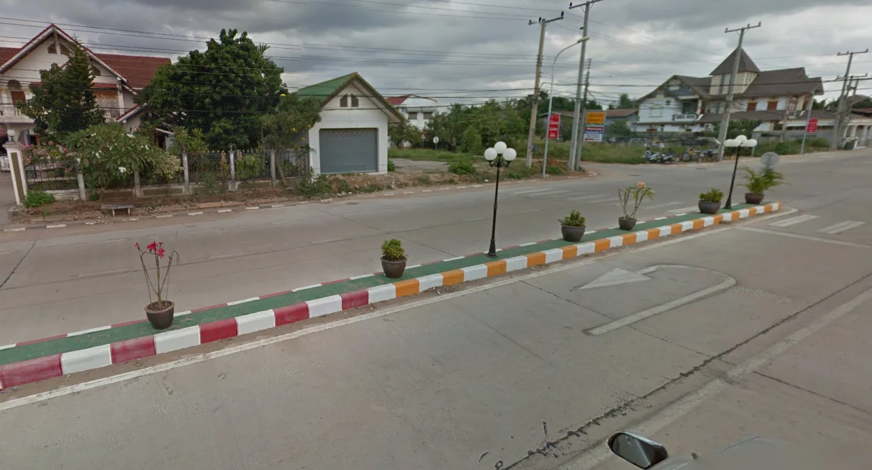 寮國常見的彩色條紋路緣石