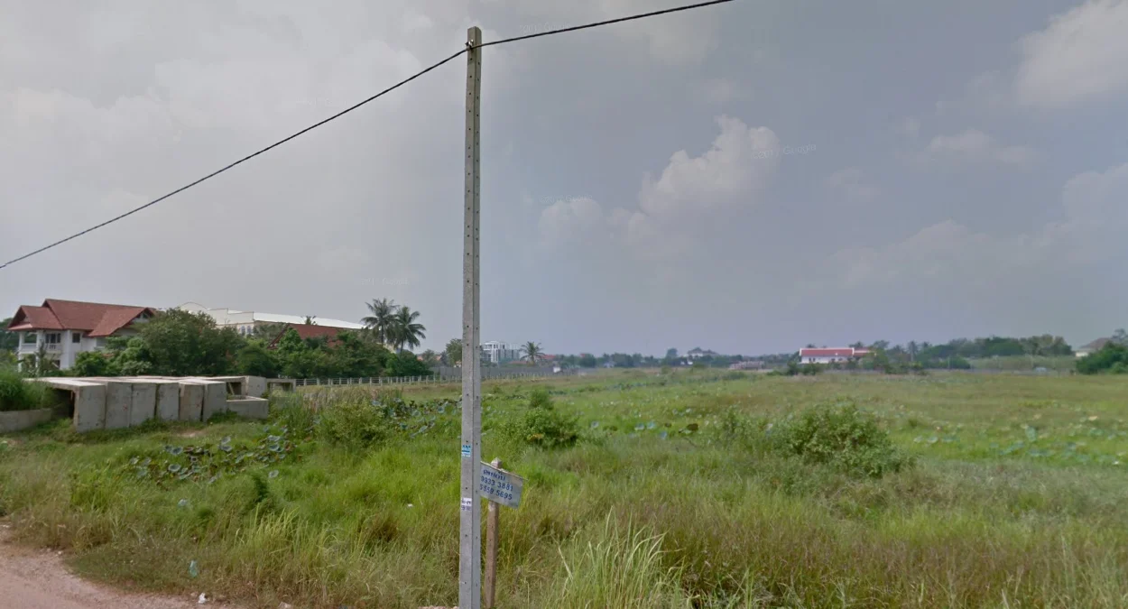 帶有小孔的方形水泥電線桿