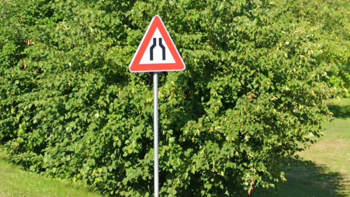 粗紅邊框的交通標誌