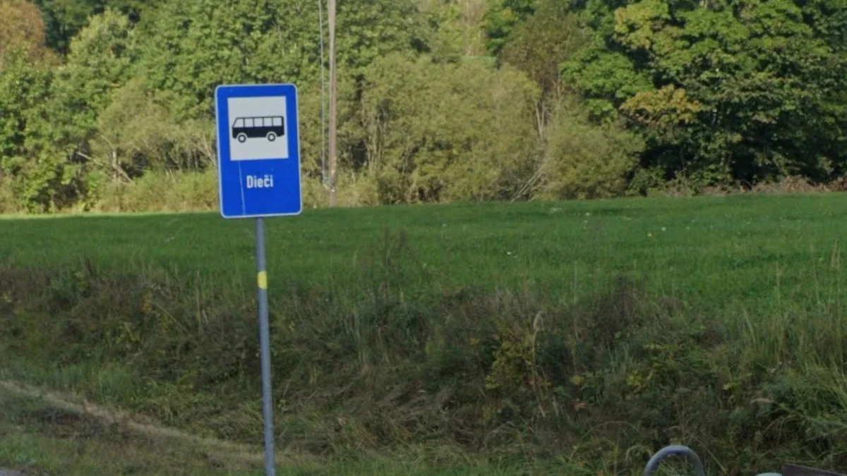 五扇窗戶的公車站牌