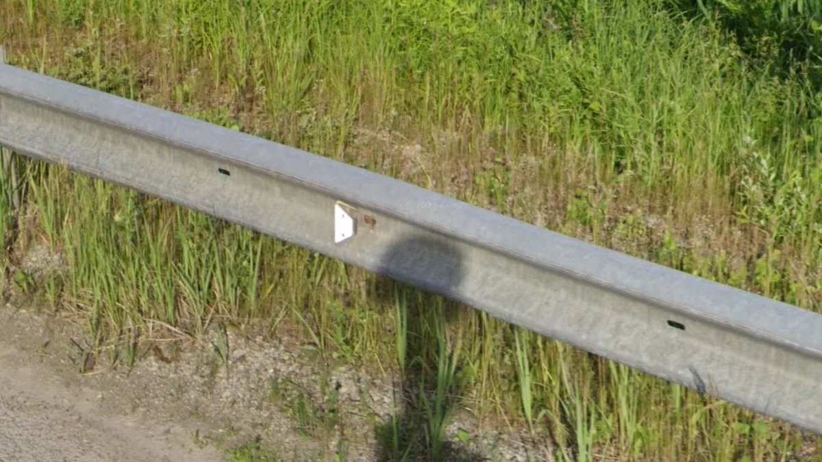 白或紅反光板護欄