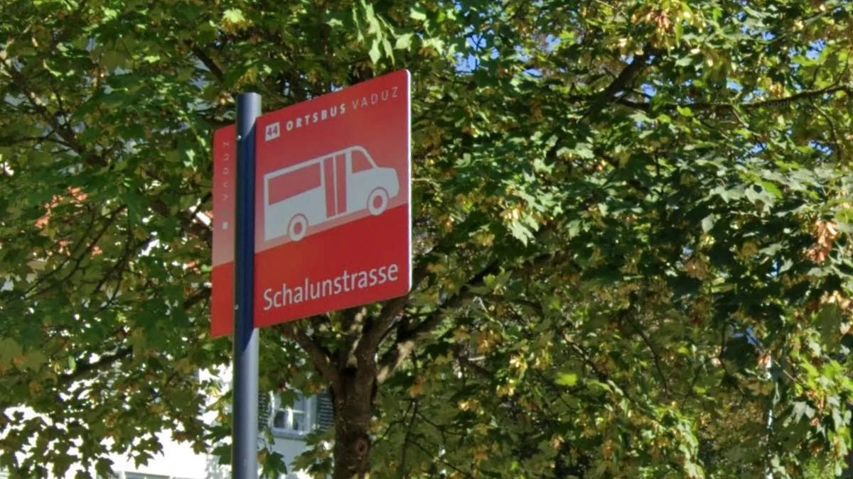 瓦杜茲紅色公車站牌