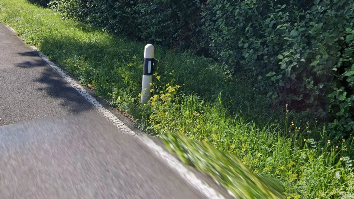 黑白圓柱形護柱