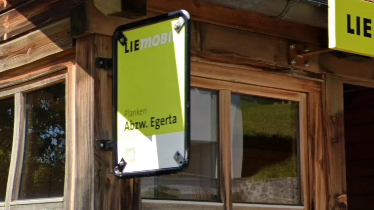 綠白公車站牌設計