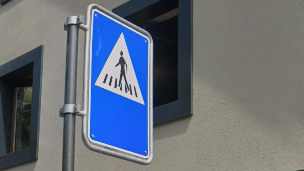 七條紋行人標誌