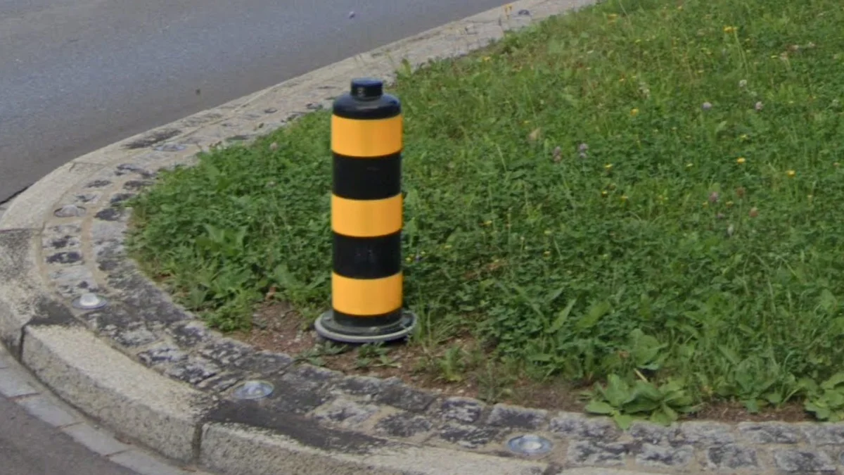 黃黑條紋道路分隔器