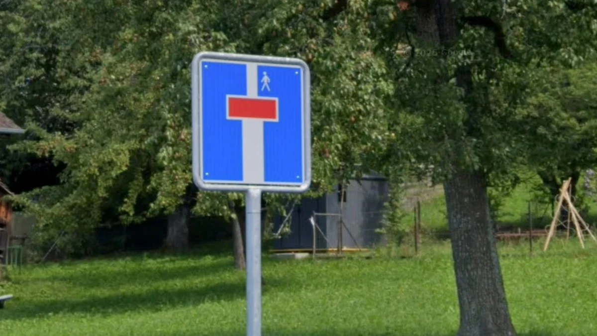 圓形金屬邊框路標