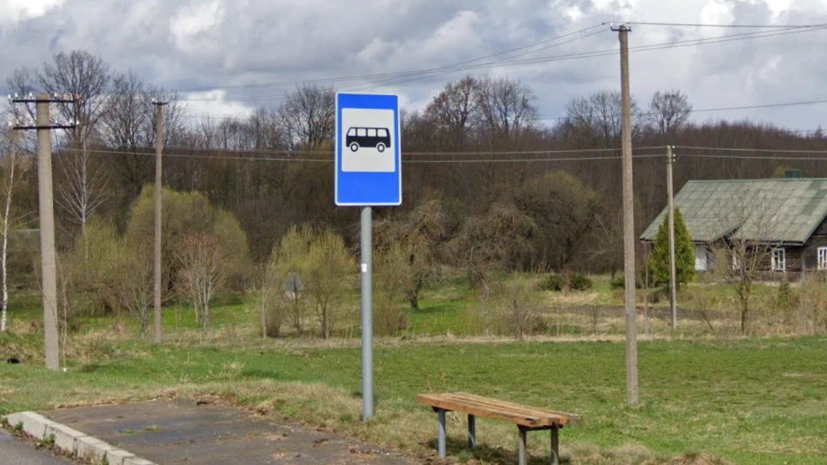 四扇窗戶公車站牌