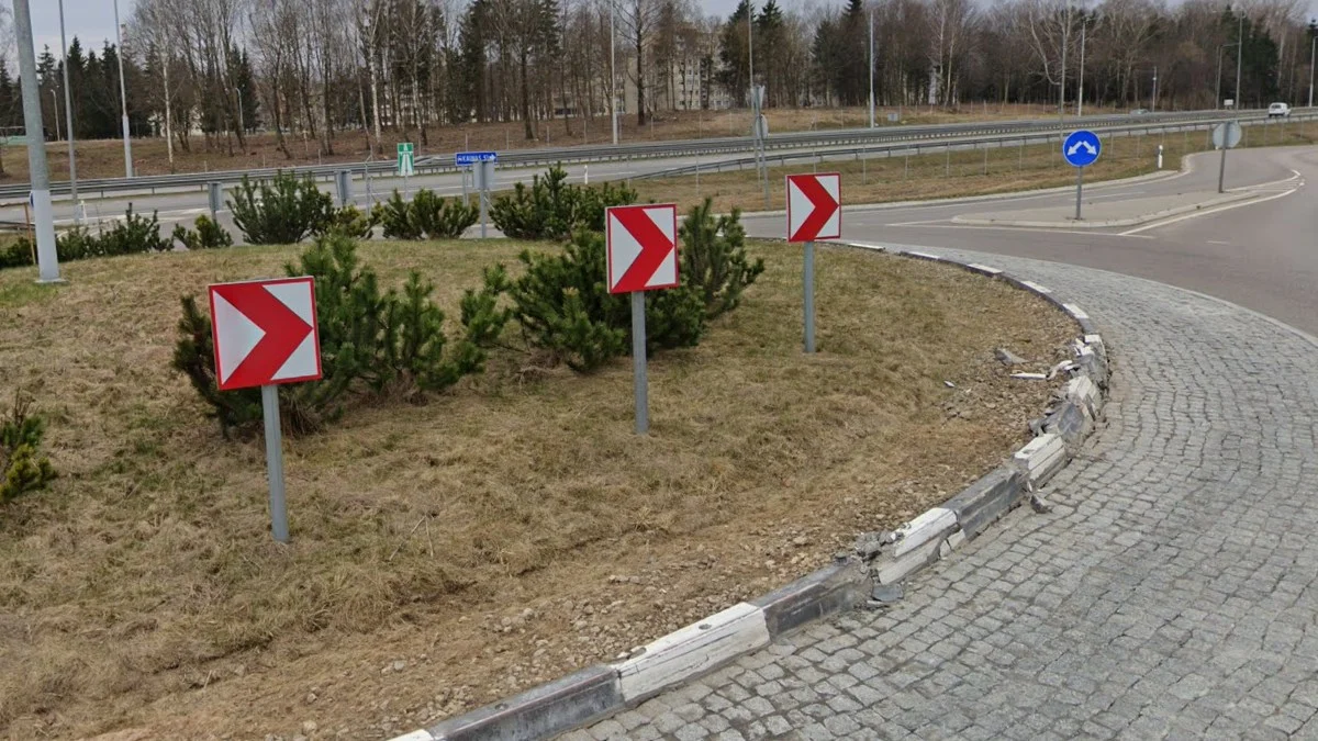 白底紅箭頭V形標誌