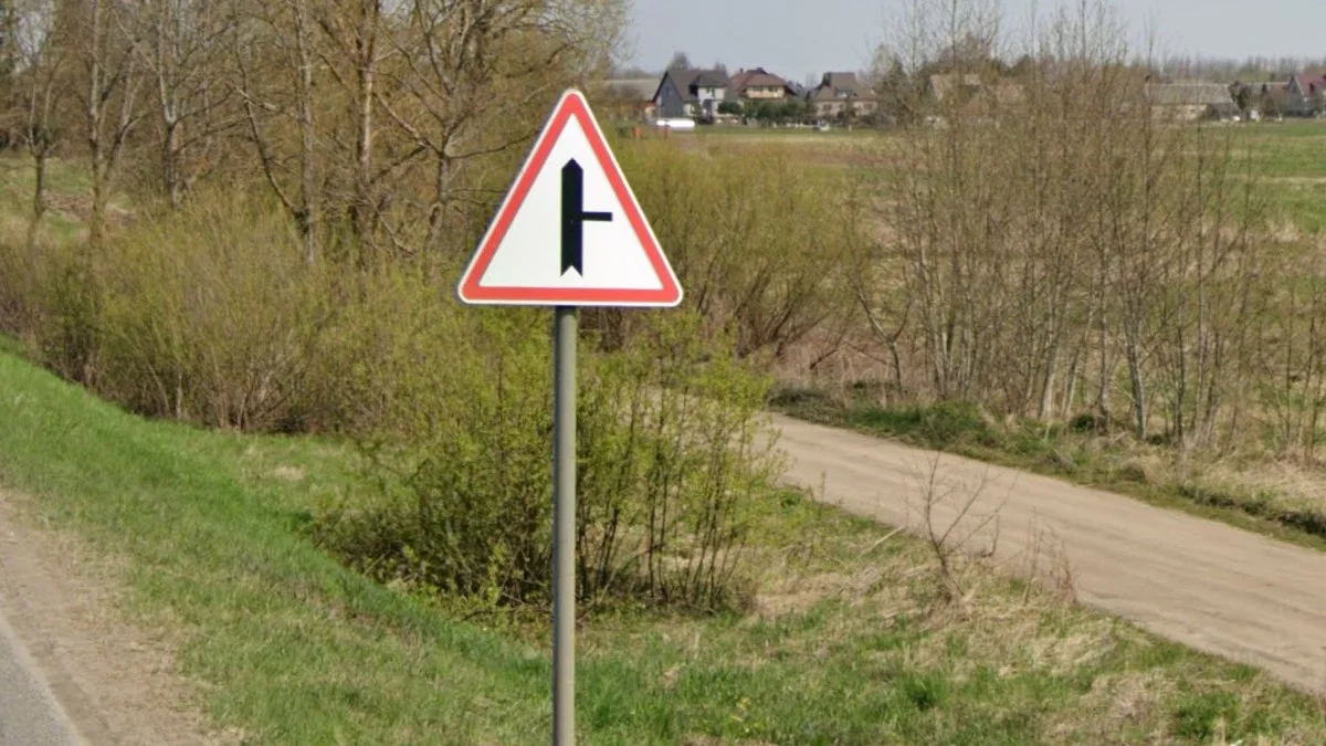 細紅邊框交通標誌